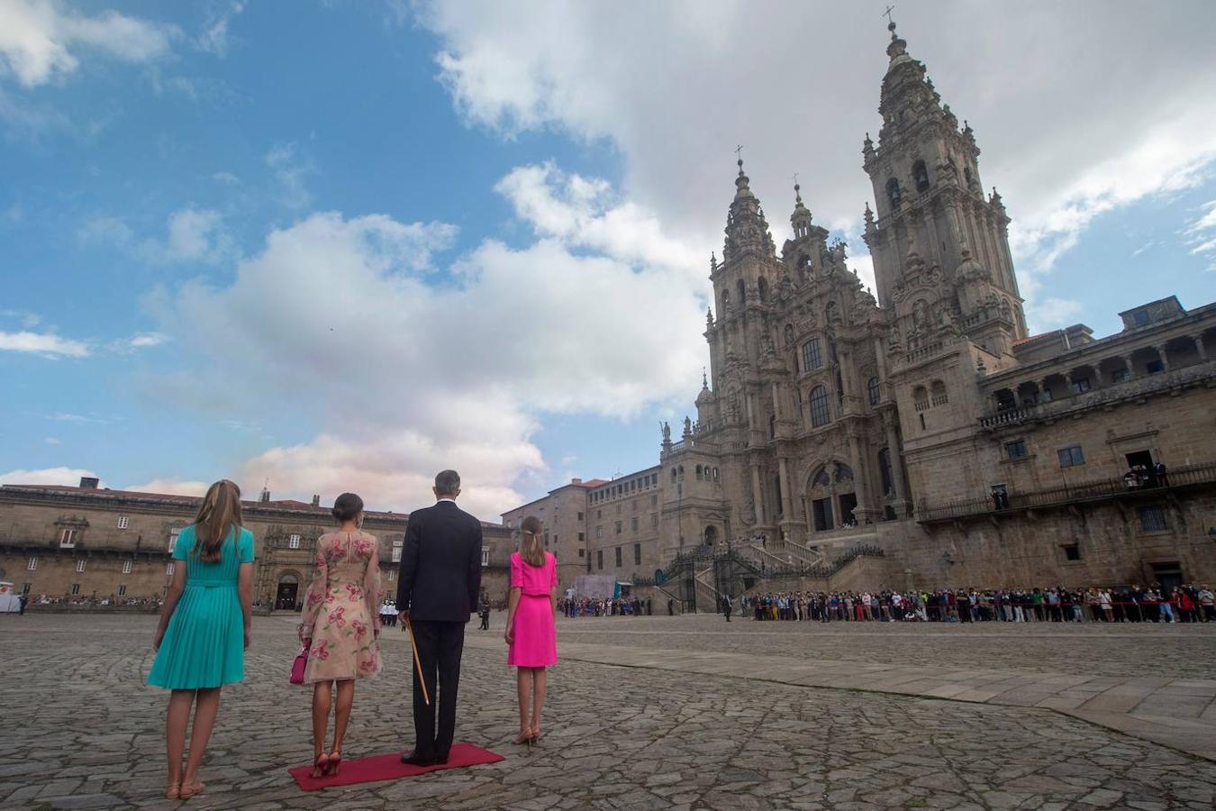 En la plaza del Obradoiro han resonado nuevos vivas, al Rey y a España. 