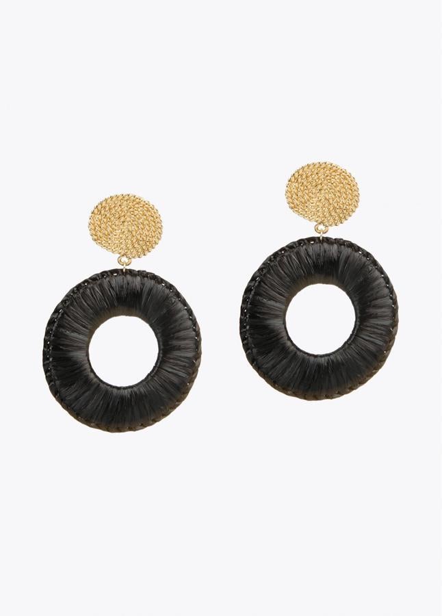 Lola Casademunt - Los accesorios de rafia más sofisticados. Pendientes de aro plano XXL, de Lola Casademunt. El contraste entre ambas partes los hace idóneos tanto para rubias como morenas. Precio: 24,95€.