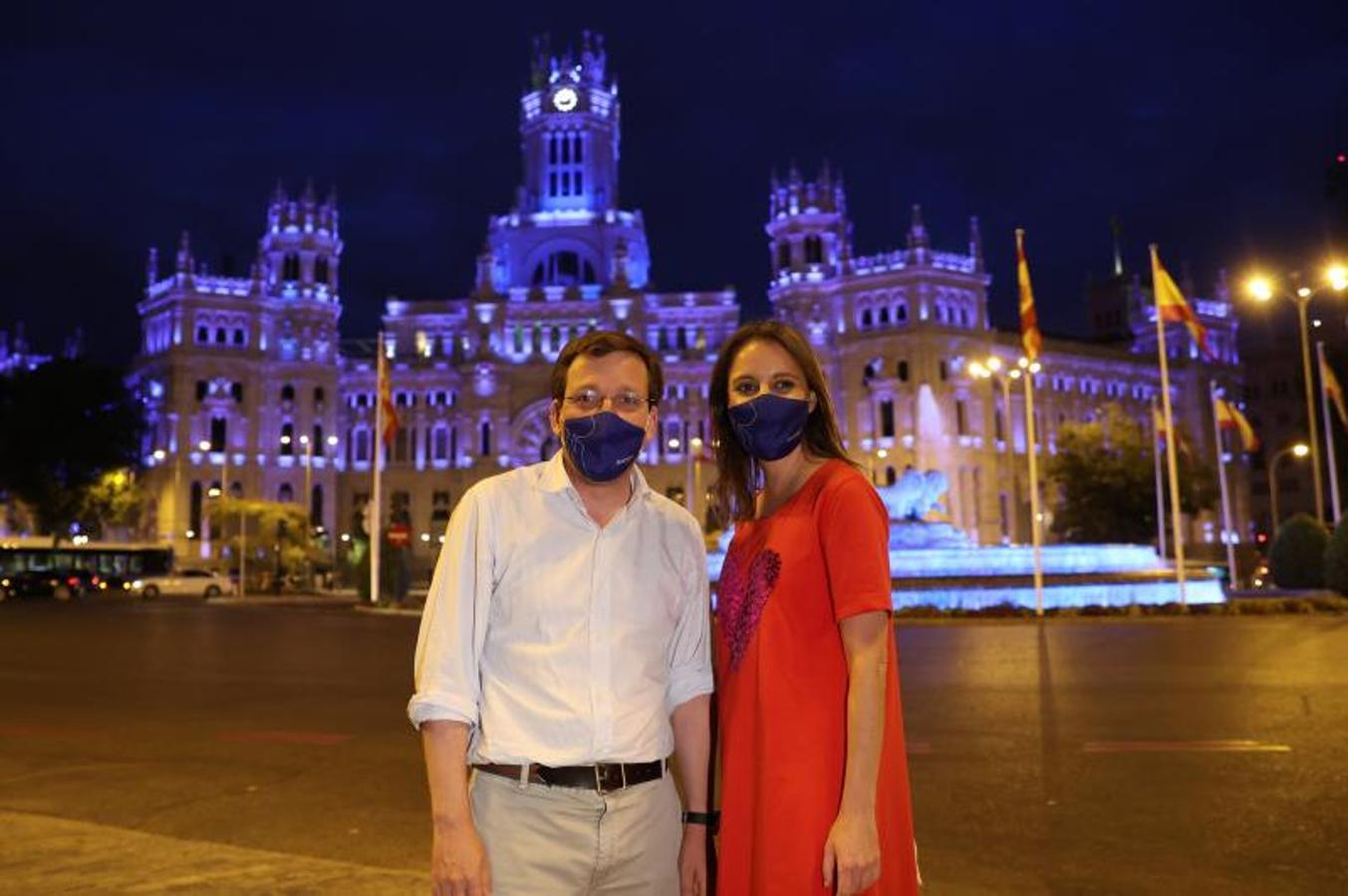 José Luis Martínez-Almeida y Andrea Levy, delante del Ayuntamiento de Madrid iluminado. 