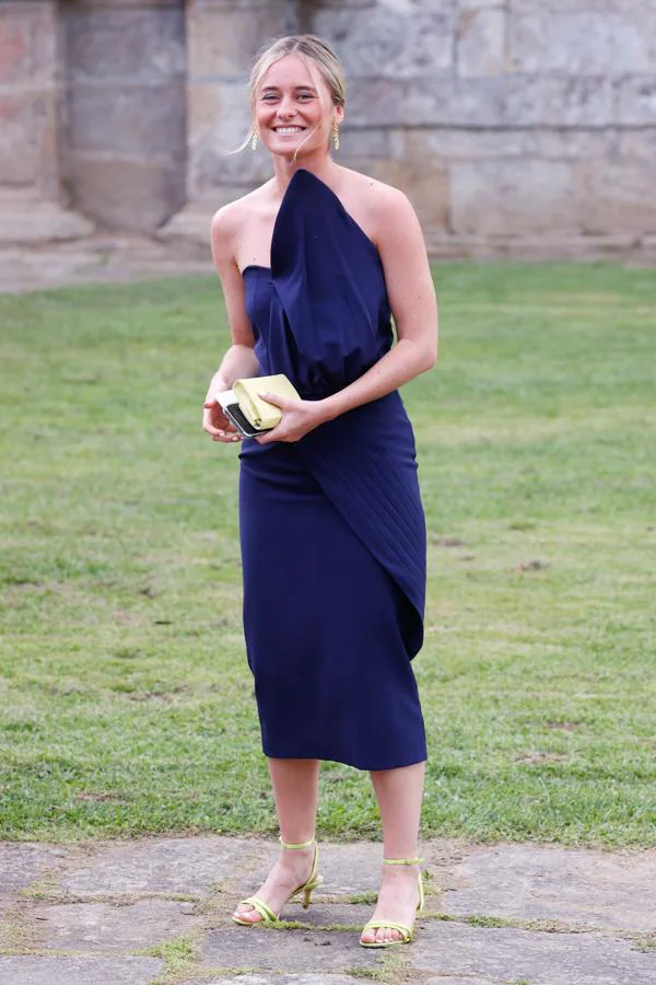 Lucía Vidarrueta con vestido midi en color azul marino con detalle asimétrico en el escote de la firma Satela.