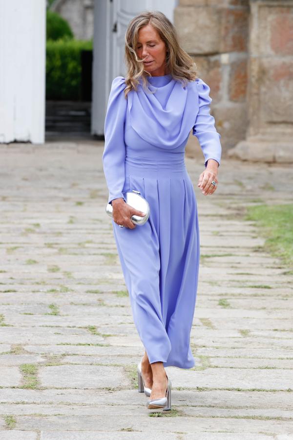 La madre de Lucía Bárcena optó por un sofisticado diseño de Coosy con complementos plateados.