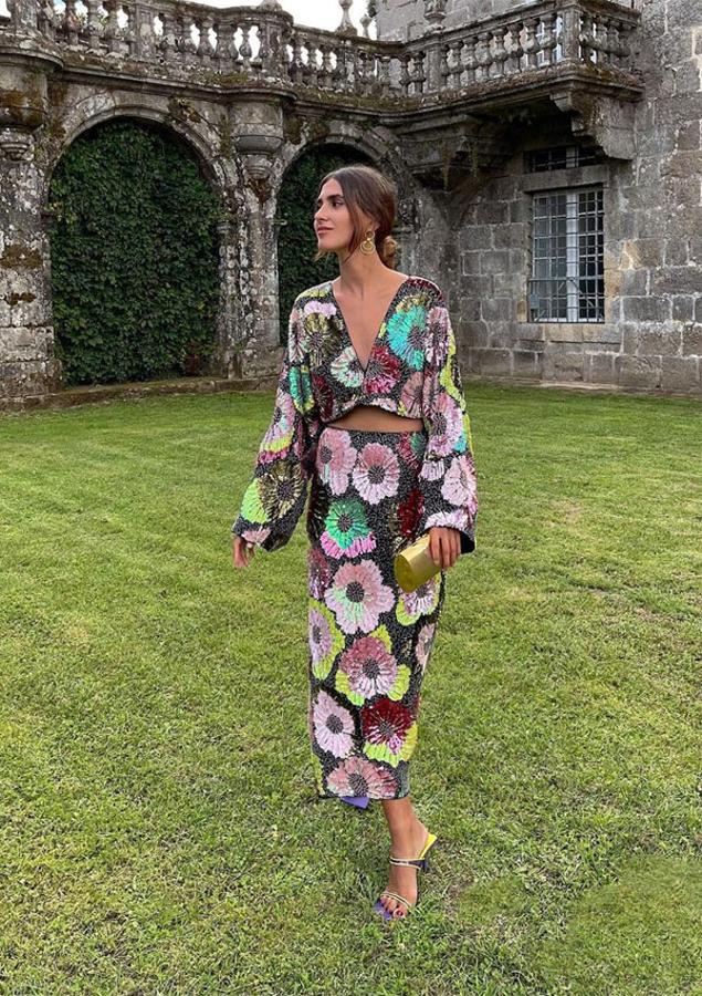 Mery Turiel con un diseño dos piezas repleto de lentejuelas que conforman un colorido estampado floral.