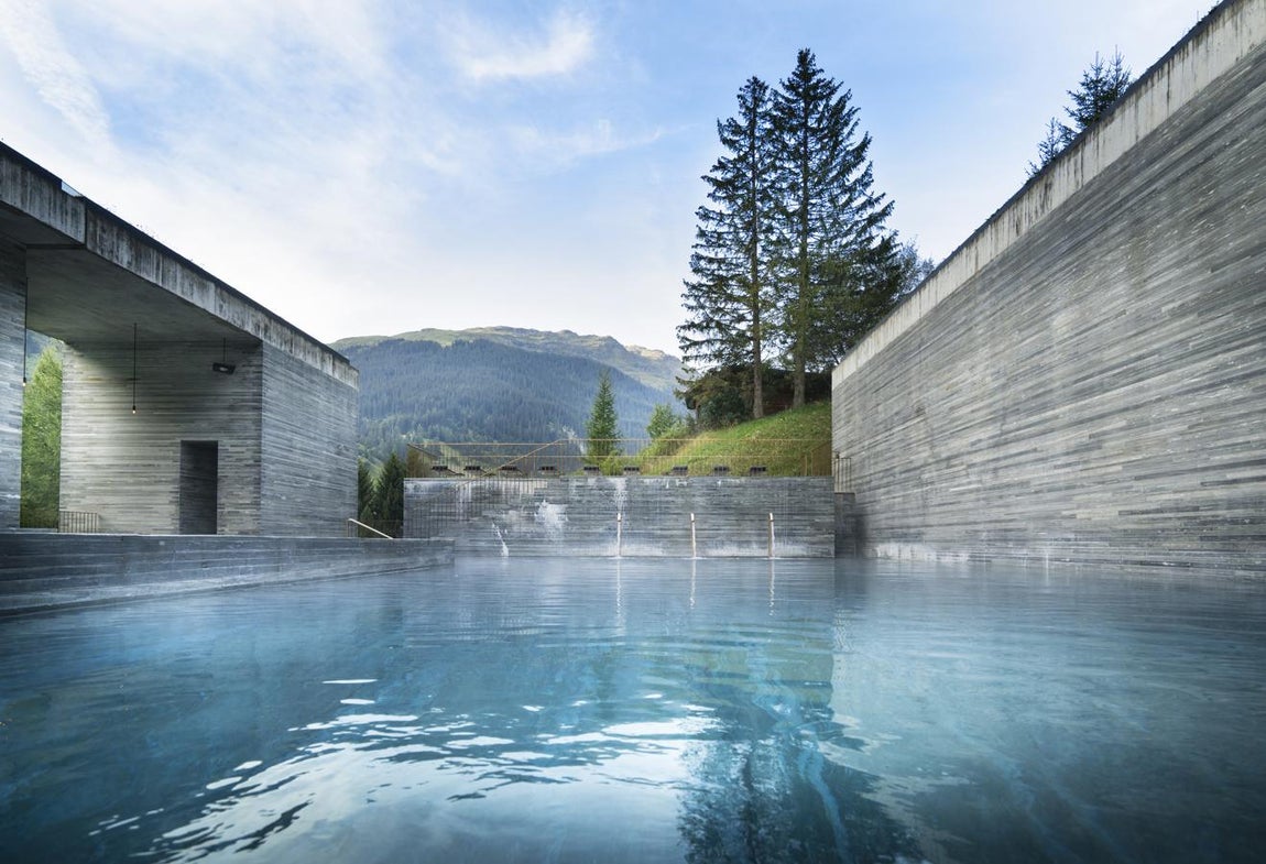 7132 Hotel, en Vals (Suiza). Cuatro arquitectos de fama mundial dieron forma al proyecto de 7132 Hotel: los japoneses Tadao Ando y Kengo Kuma, el estadounidense Thom Mayne y el suizo Peter Zumthor, que firma la joya de la corona, el galardonado spa termal. Los baños termales, construidos con 60.000 losas de cuarcita, son todo un homenaje a Vals y su entorno natural y un hito arquitectónico clasificado como edificio protegido. Su atmósfera relajante y el agua altamente mineralizada de la fuente de San Pedro (a unos agradables 30ºC) los convierten en una experiencia única.