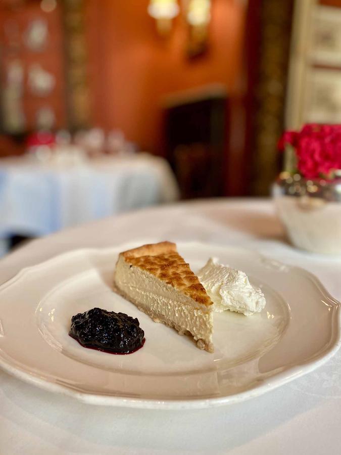 Horcher. Junto a los jardines del Parque del Retiro, la cuarta generación de la familia Horcher sigue creando experiencias gastronómicas irrepetibles, manteniendo la esencia original que les ha hecho uno de los enclaves gastronómicos más emblemáticos de comida tradicional española. En su carta de postres no falta la Tarta de Queso Horcher, el final perfecto para una experiencia gastronómica única. Este negocio familiar, liderado por Elisabeth Horcher, continúa ofreciendo experiencias gastronómicas irrepetibles basándose en la tradición heredada de su abuelo Otto.