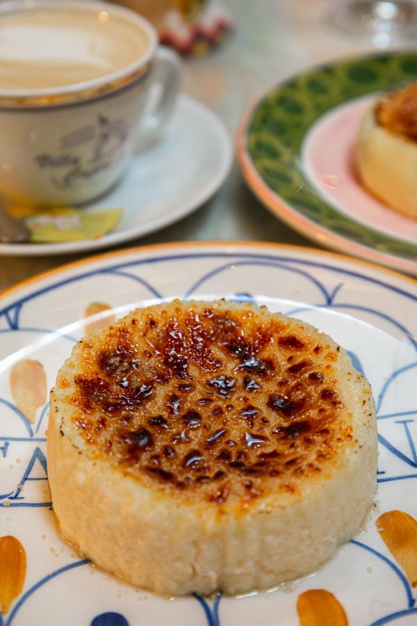 Villa Capri. La nueva apertura del grupo Big Mamma en la capital también incluye una suculenta tarta de queso en su carta de postres. Se trata de 'Te queso más', realizada a base de queso Philadelphia, queso San Millan, Mascarpone, Yogur Griego, azúcar,  vainilla, harina de maíz y huevos.