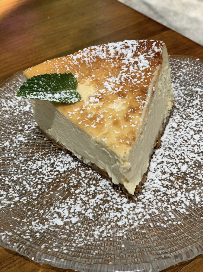 Taberna Arzábal. La cocina tradicional y de la memoria puede disfrutarse en este entorno artístico e internacional, donde diferentes espacios, interiores y jardines, conviven para ofrecer una experiencia única. Un lugar ideal para degustar la auténtica cocina arzabalera de producto y mercado. En su carta de postres destaca la cremosa tarta de queso, un manjar para los más golosos que pondrá el broche de oro a la comida y que también se puede degustar en Arzábal Retiro.