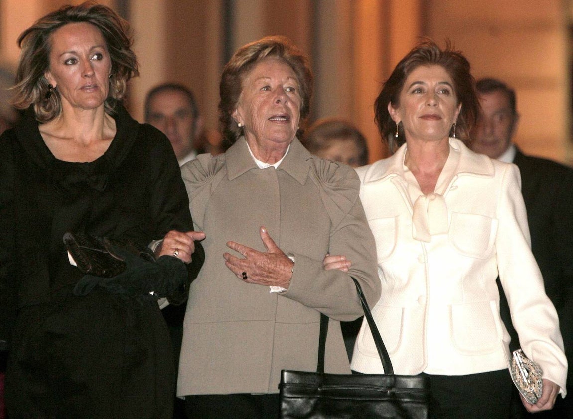 Menchu Álvarez del Valle asiste al acto celebrado en el Ayuntamiento de Oviedo donde Doña Letizia recibe el Título de Hija Predilecta de su ciudad natal. 