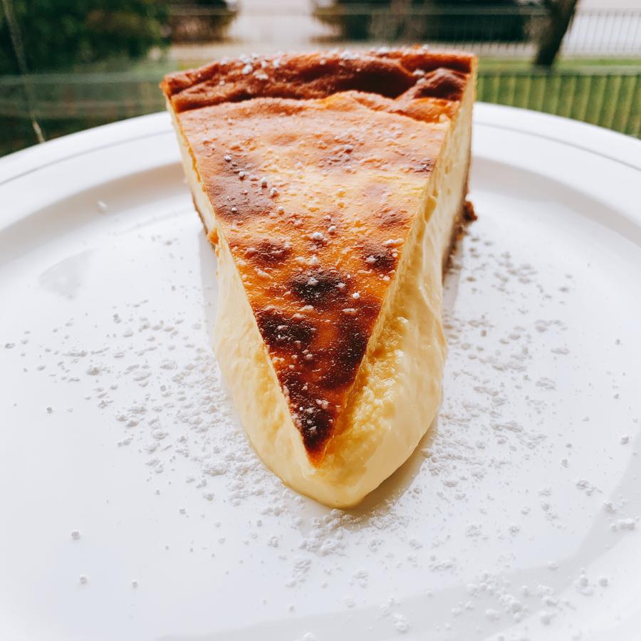 La Antigua 1913. En La Antigua 1913 (Glorieta de Quevedo, 4) celebran el día de la Tarta de Queso con la receta única de la Tía Micaela. Con unadeliciosa base, un relleno cremoso y una cobertura caramelizada, esta tarta es un clásico que no puedes perderte.