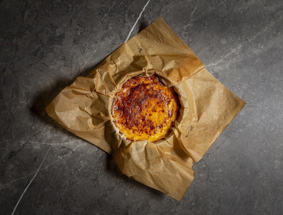 Lagasca 19. Este nuevo restaurante, localizado en el barrio de Salamanca (calle Lagasca, 19), ofrece una carta variada llena de tapas clásicas reinterpretadas, donde las raciones crecen según los comensales. Además de la carta, el restaurante ofrece tres menús degustación con los que conocer la propuesta de forma muy completa. Entre sus postres encontramos su deliciosa tarta de queso cremosa, una versión adaptada y servida en tamaño mini, perfecta para compartir y terminar una comida o cena por todo lo alto.