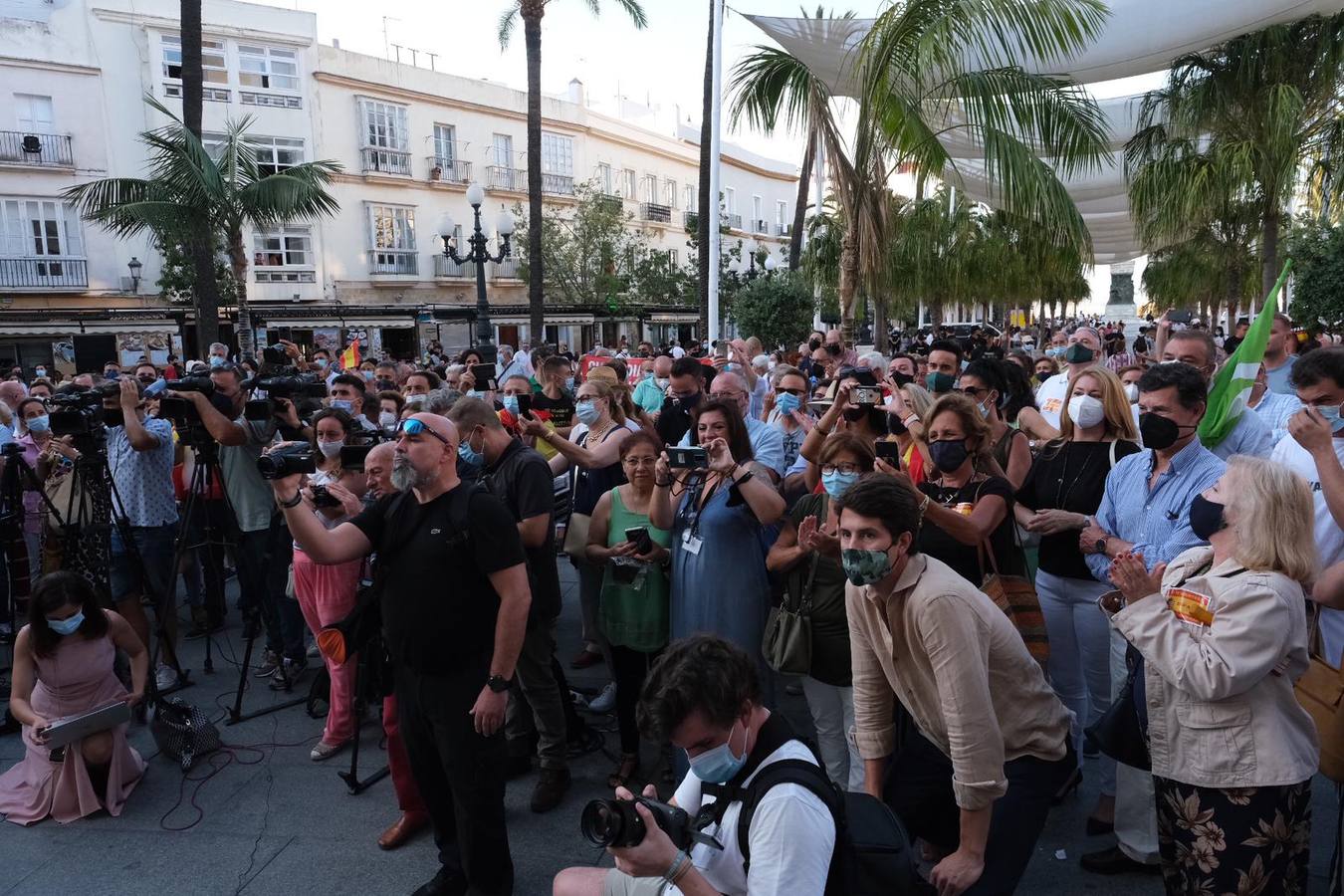 FOTOS: Tensión en la plaza de San Juan de Dios en el acto de VOX con Macarena Olona en Cádiz