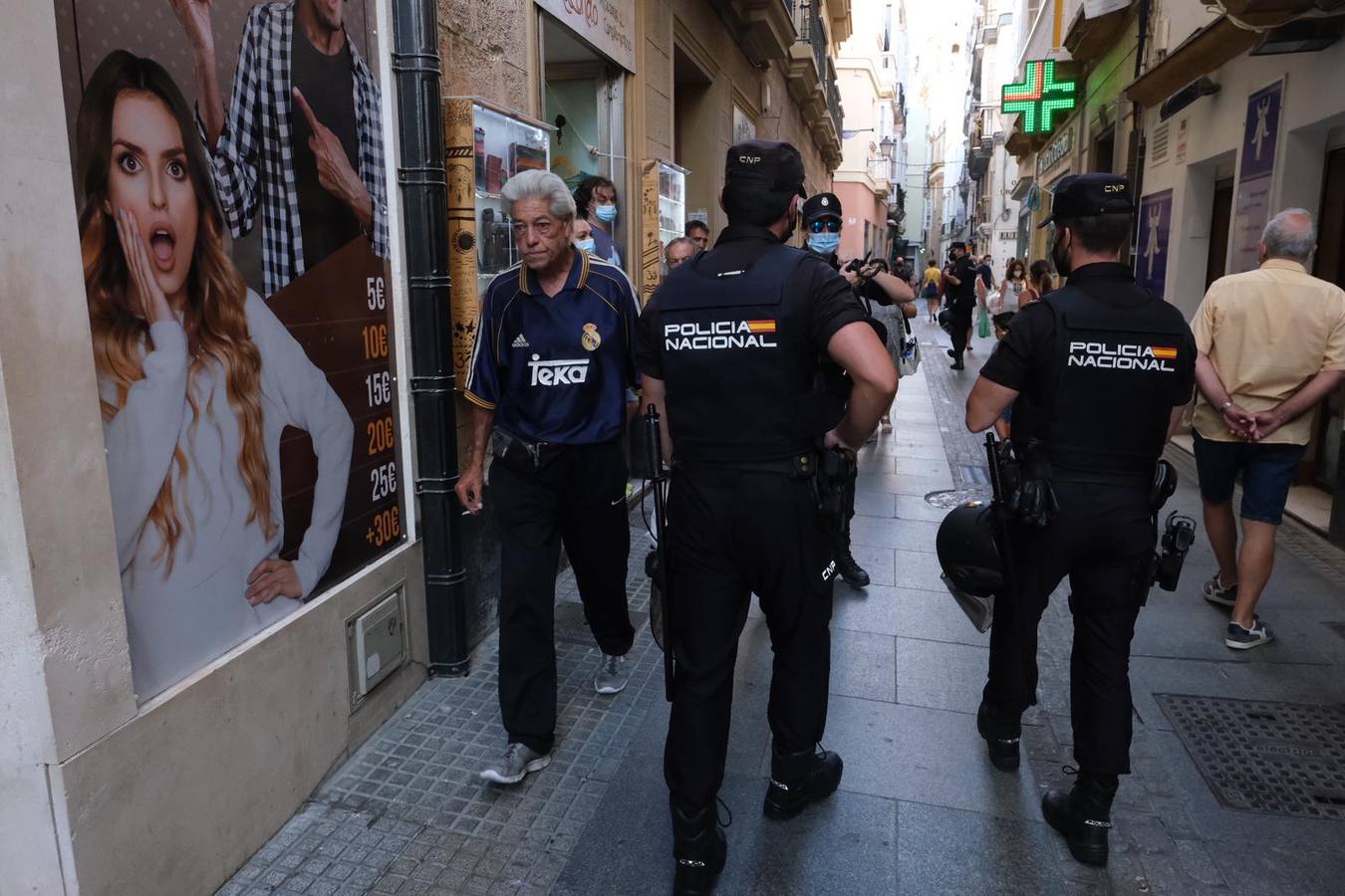 FOTOS: Tensión en la plaza de San Juan de Dios en el acto de VOX con Macarena Olona en Cádiz