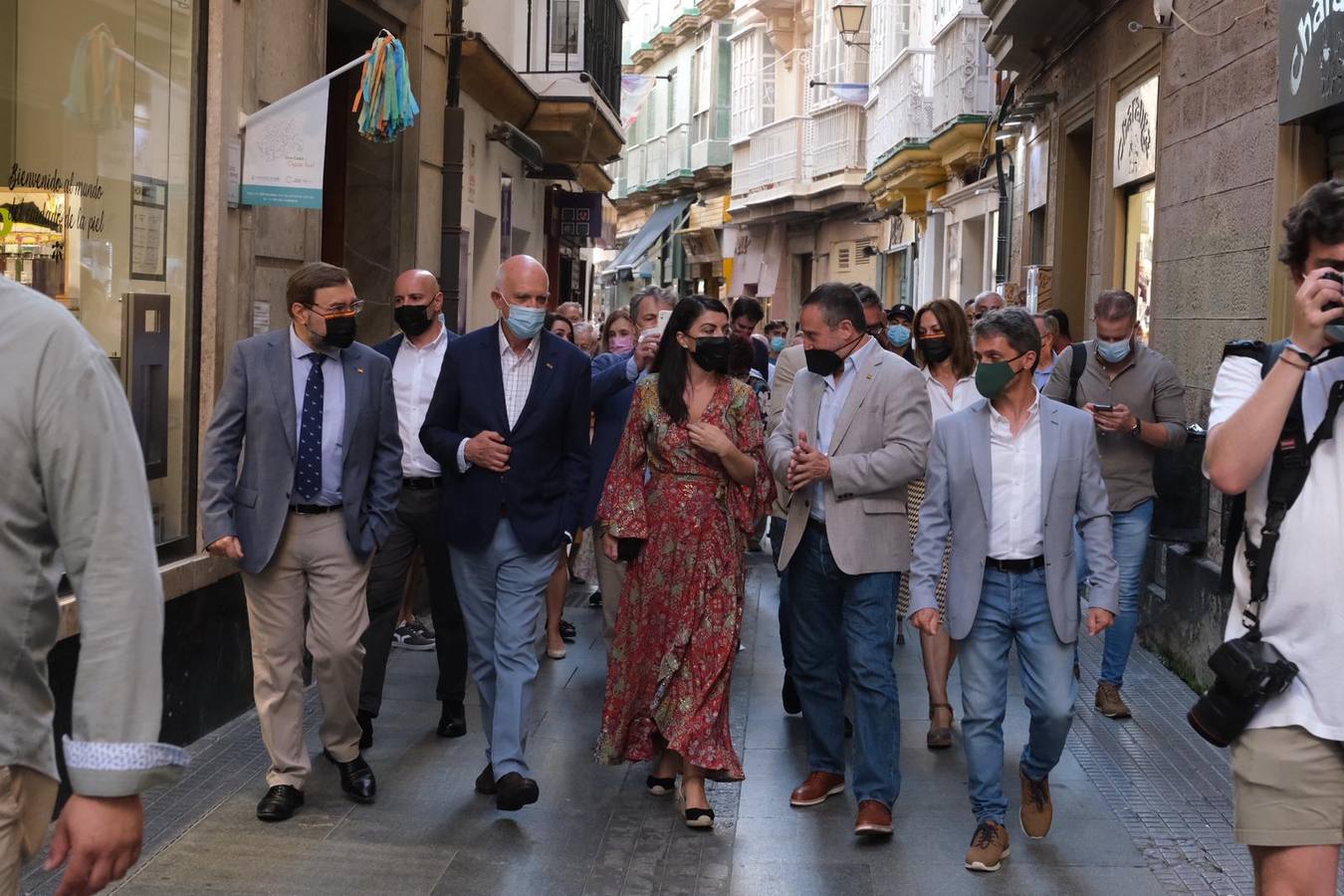 FOTOS: Tensión en la plaza de San Juan de Dios en el acto de VOX con Macarena Olona en Cádiz