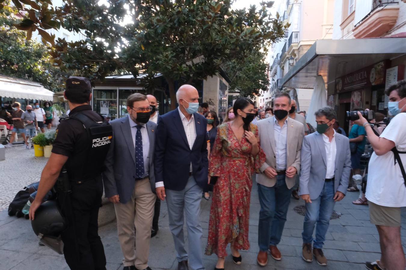 FOTOS: Tensión en la plaza de San Juan de Dios en el acto de VOX con Macarena Olona en Cádiz