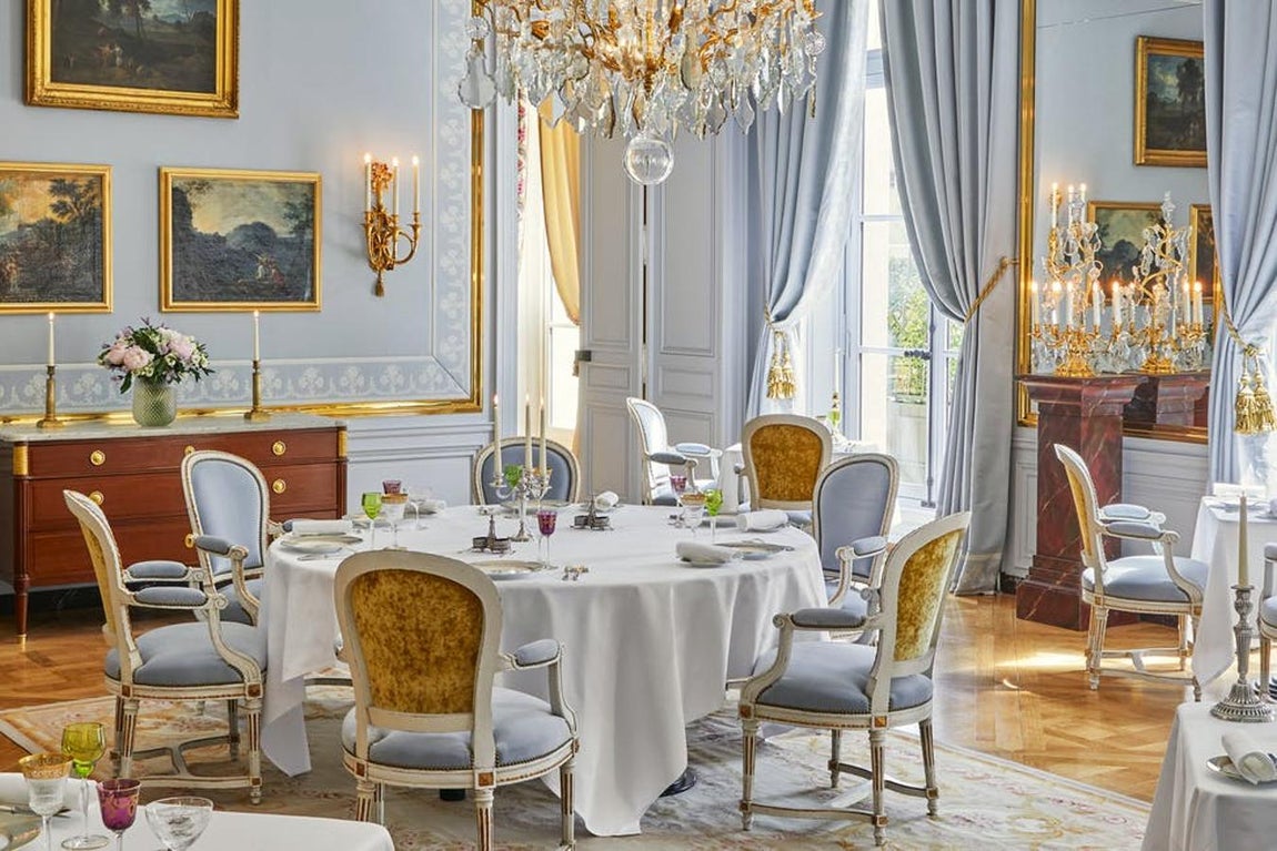 Así es el hotel de lujo del Palacio de Versalles. El rol de los huéspedes va más allá y son tratados como auténticos miembros de la realeza. Entre otros lujos podrán disfrutar de la cocina del chef Alain Ducasse, con más de veinte restaurantes de Estrella Michelin en el mundo.