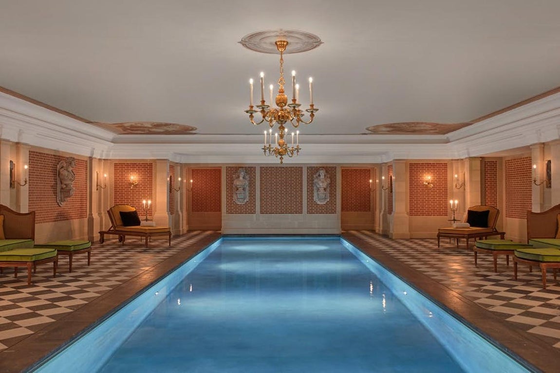 Así es el hotel de lujo del Palacio de Versalles. Pero no todos los servcios ofrecidos parecen sacados del siglo XVIII, pues cuenta también con un apetecible Spa en el que se ofrecen diferentes tratamientos de belleza con las técnicas más punteras.