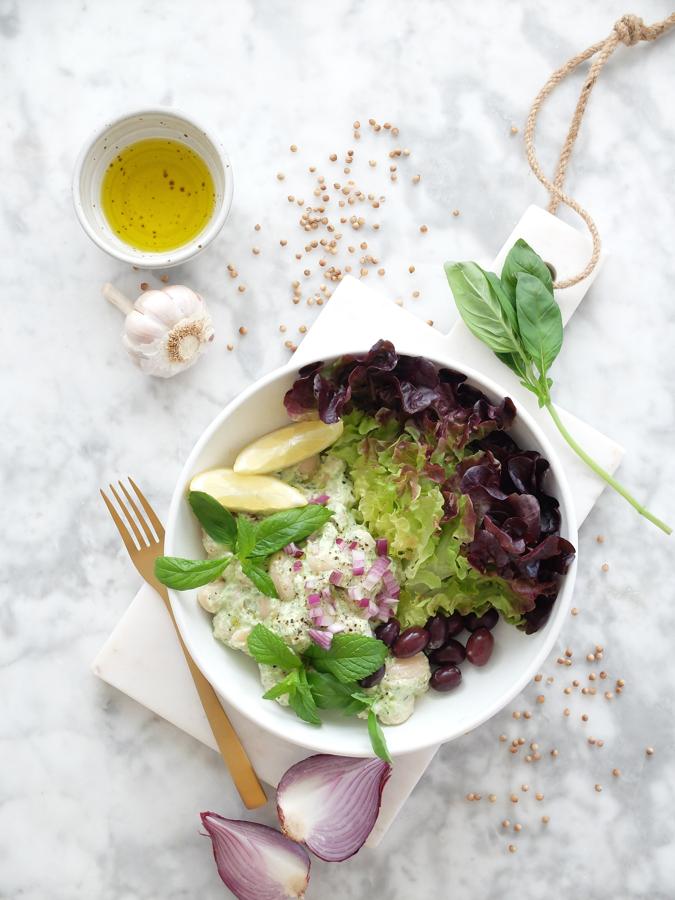 Ensalada de judiones. Ligero, fácil y nutritivo. ¿Se puede pedir más a un plato veraniego? Puedes descubrir <a href="https://www.abc.es/bienestar/alimentacion/recetas-saludables/abci-ensalada-judiones-receta-rapida-y-nutritiva-triunfa-cada-verano-202106230244_noticia.html">si sigues este enlace cómo preparar esta ensalada</a> original con alubias y salsa de yogur que propone Catalina Prieto para las cenas de verano.