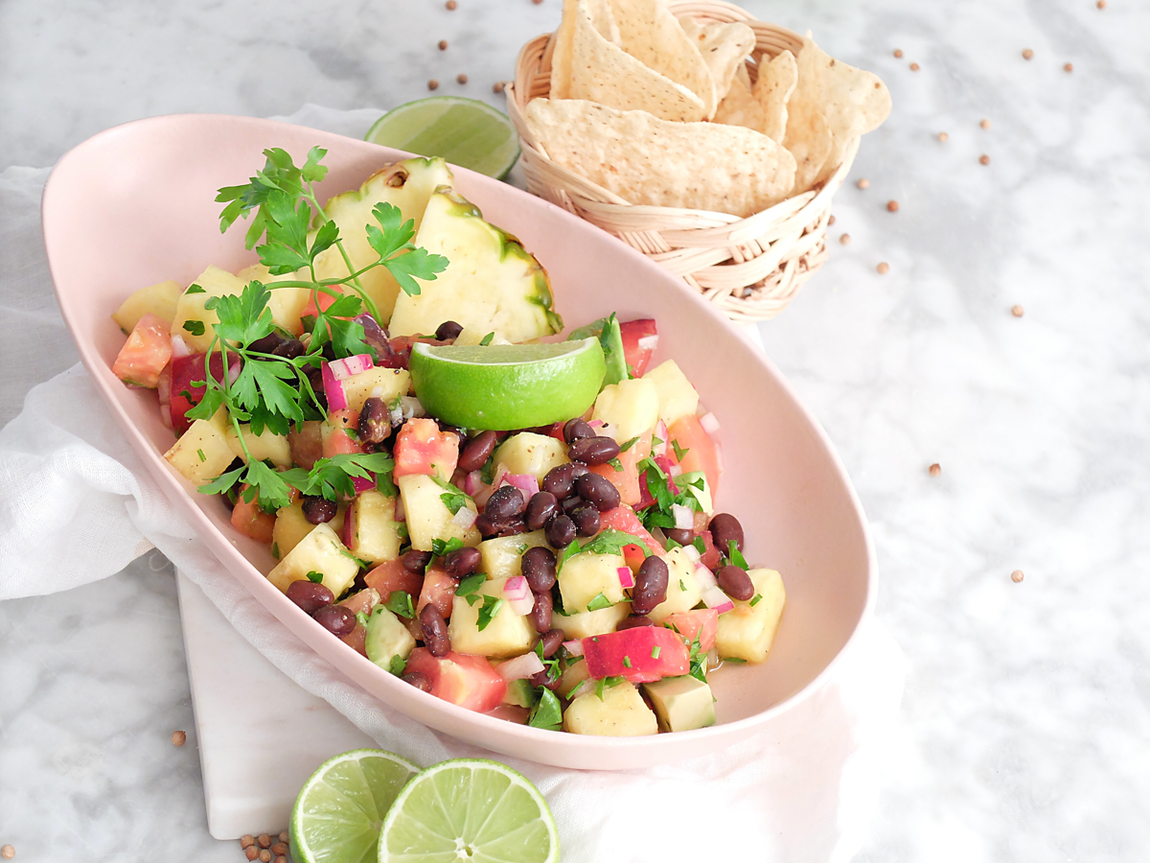 Ensalada tropical de piña y frijoles. Este plato colorido y delicioso es una combinación de frutas y vegetales a la que también se incorpora el aporte proteico de los frijoles. Puedes seguir en este enlace el <a href="https://www.abc.es/bienestar/alimentacion/recetas-saludables/abci-trucos-para-elegir-pina-mas-dulce-y-como-preparar-ensalada-perfecta-ella-202104070238_noticia.html">paso a paso para preparar la sugerencia de cena ligera</a> que nos hace para el verano Catalina Prieto.