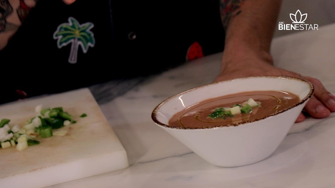 Gazpacho de sandía. Un cóctel antioxidante, hidratante y cargado de nutrientes en la receta del Chef Bosquet para esta semana: gazpacho de sandía, cuyos ingredientes principales son, claro está, el tomate y la sandía. Para prepararlo sigue<a href="https://www.abc.es/bienestar/alimentacion/recetas-saludables/abci-receta-gazpacho-sandia-prepara-minutos-y-esta-rica-sin-refrigerar-202107160051_video.html"> el paso a paso de la video receta </a>que ha creado el Chef Bosquet.