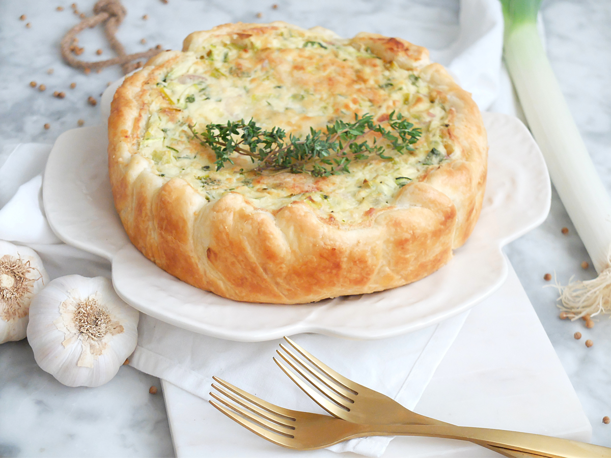 Pastel de calabacín y puerros. Fácil, saludable y nutritivo. Puedes preparar paso a paso un delicioso pastel de puerro y calabacín que te ayudará a evitar el desperdicio de alimentos, pues se aprovechan al máximo ambos vegetales. Podrías encontrar <a href="https://www.abc.es/bienestar/alimentacion/recetas-saludables/abci-delicioso-pastel-puerros-y-calabacin-pocas-calorias-y-mucho-sabor-202103030255_noticia.html">aquí la receta completa</a> de Catalina Prieto (@24zanahorias)-