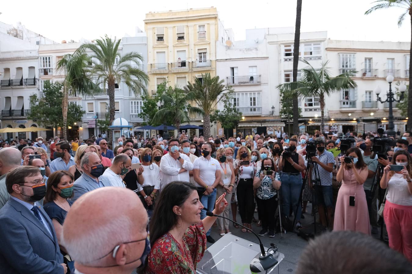 FOTOS: Tensión en la plaza de San Juan de Dios en el acto de VOX con Macarena Olona en Cádiz