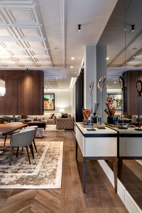 Exclusividad en el barrio de Salamanca. Situado en pleno barrio de Salamanca está uno de los últimos proyectos de la arquitecta Lourdes Treviño –fundadora de Freehand Arquitectura–, un apartamento de puro lujo creado en colaboración con Qube Rooms, un inversor mexicano que se ha hecho con esta vivienda como segunda residencia vacacional.