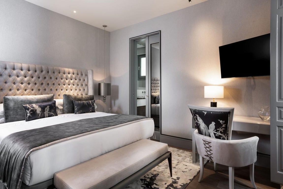 Exclusividad en el barrio de Salamanca. La vivienda ,de 300 metros cuadrados y concepto abierto, dispone de cuatro dormitorios que incluyen calefacción de techo radiante que permite regular la temperatura tanto a frío, como a calor, además de ganar espacio al prescindir de radiadores.