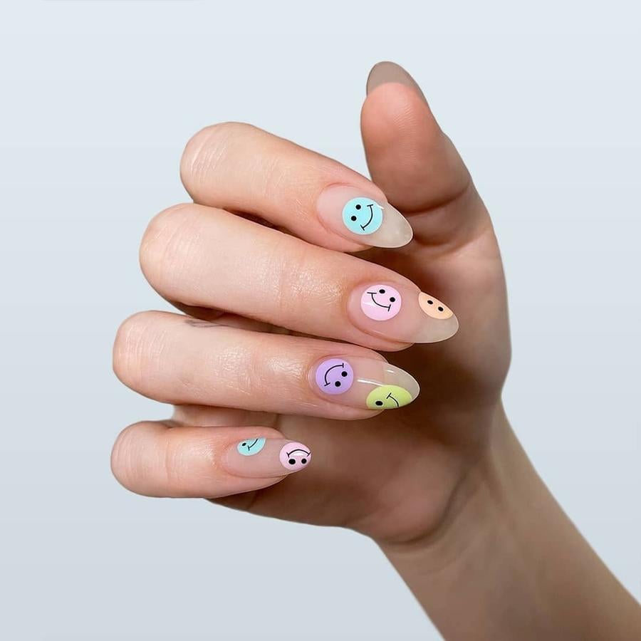 Tendencia en manicura de verano 2021: emojis. 
