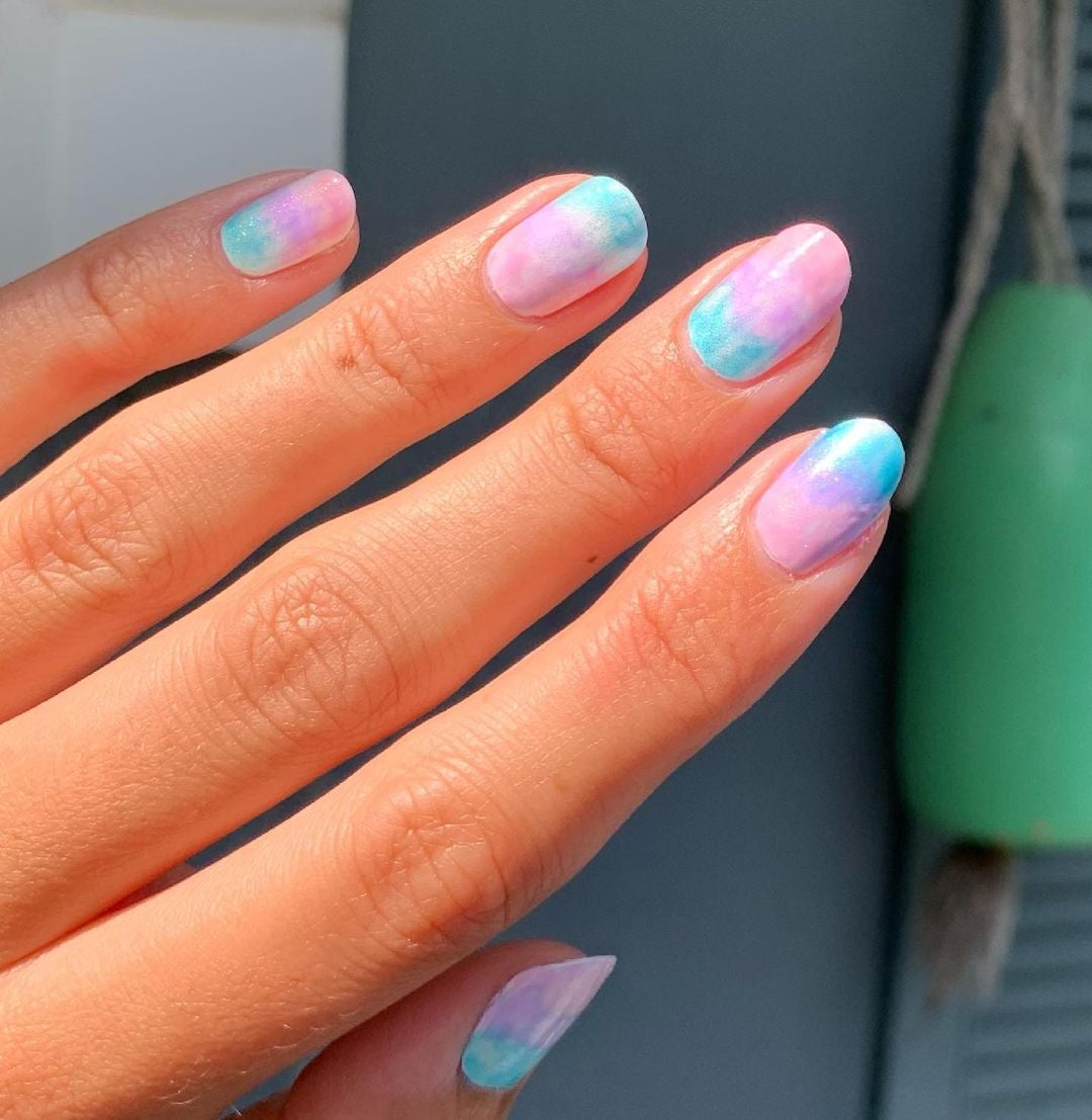 Tendencia en manicura de verano 2021: 'Tie-dye'. 