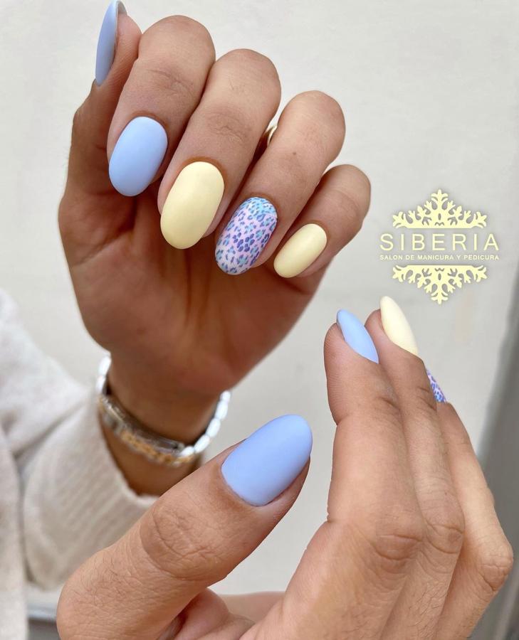 Tendencia en manicura de verano 2021: tonos pastel mate. 
