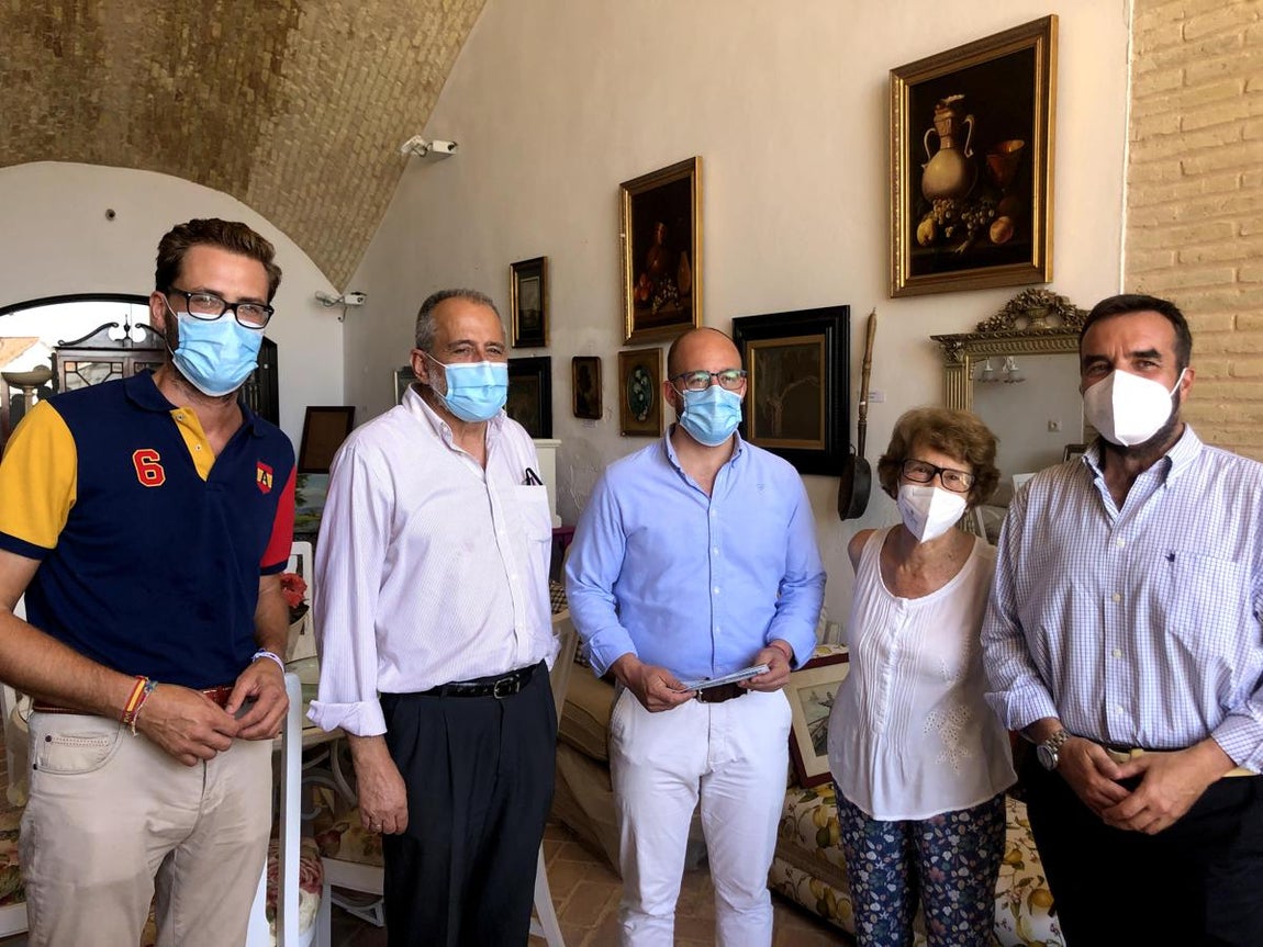 Álvaro Obregón, concejal de la Plaza de Toros, Luis Bononato, presidente de Proyecto Hombre en la provincia de Cádiz, Germán Beardo, alcalde de El Puerto de Santa María, Keka Raffo y Millán Alegre Navarro, concejal de medioambiente.. 