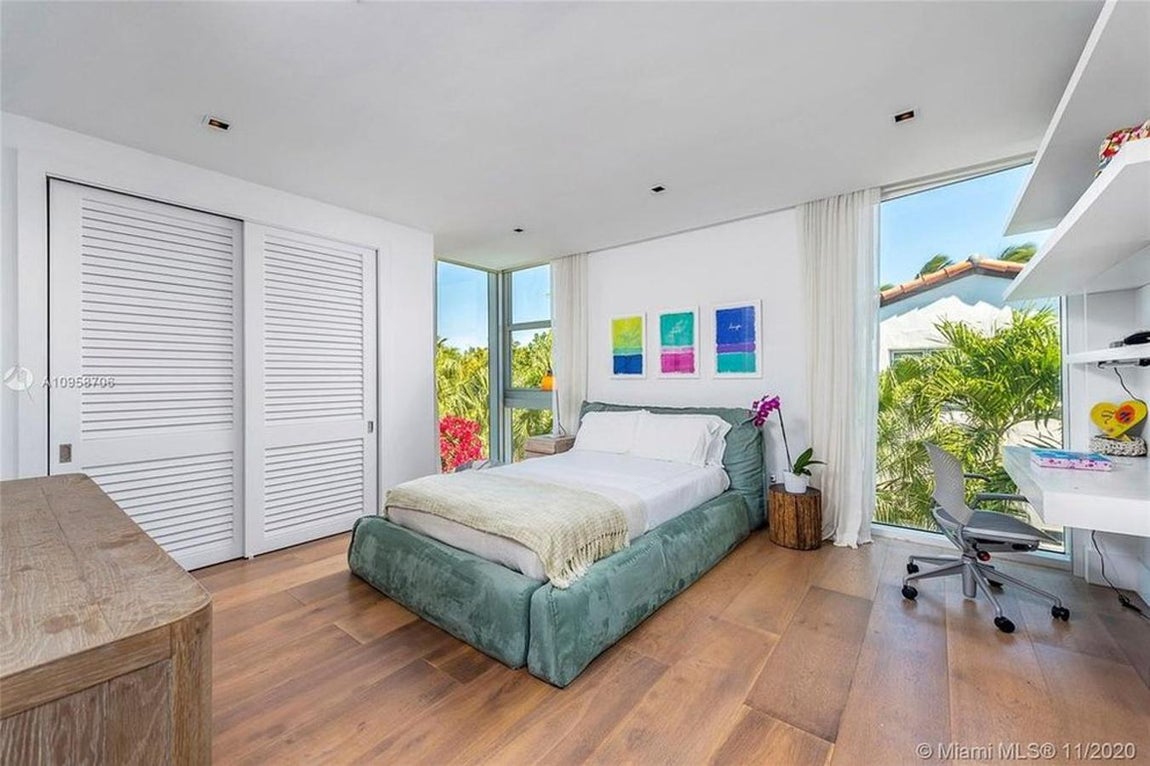 La mansión donde Messi veranea en Miami. El resto de dormitorios también siguen la misma línea decorativa, con camas matrimoniales, grandes ventanas y una paleta cromática basada en los tonos claros.