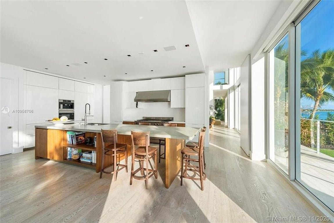 La mansión donde Messi veranea en Miami. En el interior la distribución se basa en los espacios abiertos, con grandes ventanales panorámicos que aportan un extra de amplitud y luminosidad. La cocina está completamente equipada y tiene una isla central además de una zona destinada al comedor.