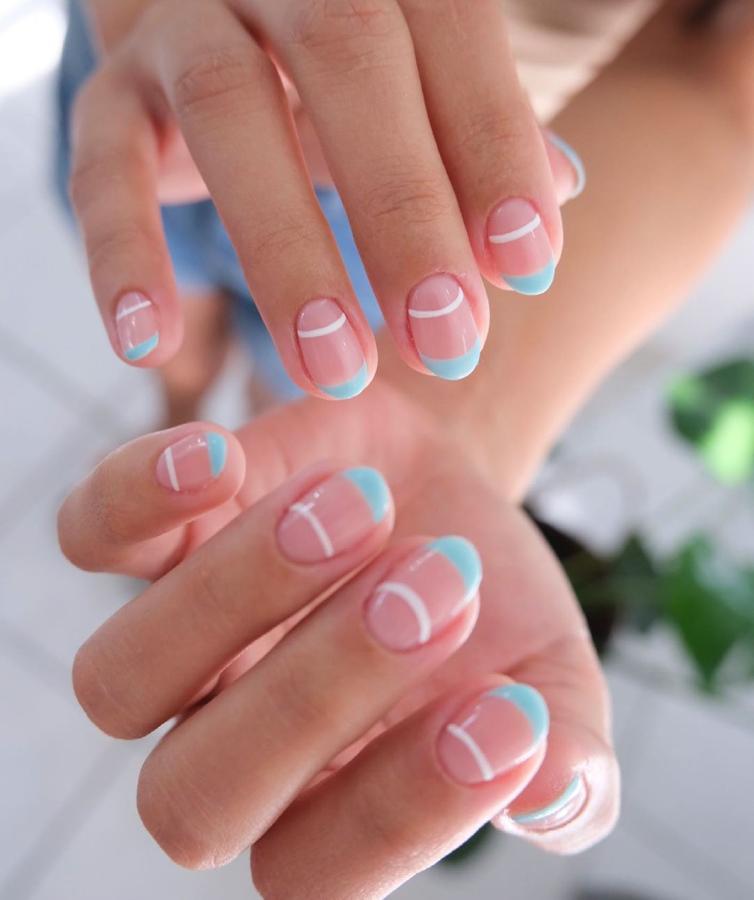 Tendencia en manicura de verano 2021: nueva versión francesa. 