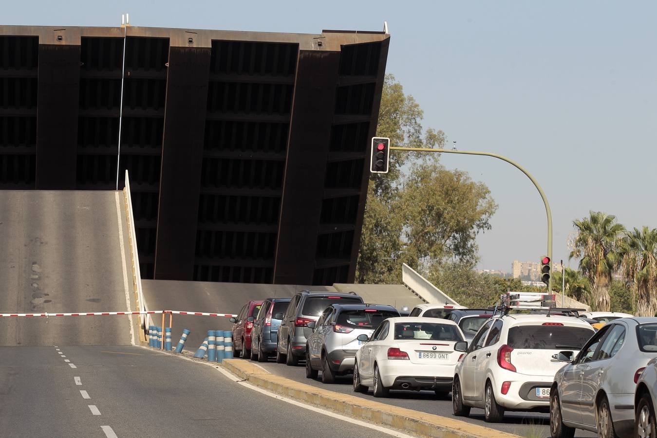 Los veleros se dirigen a Cádiz dejando una curiosa imagen en la dársena del Guadalquivir