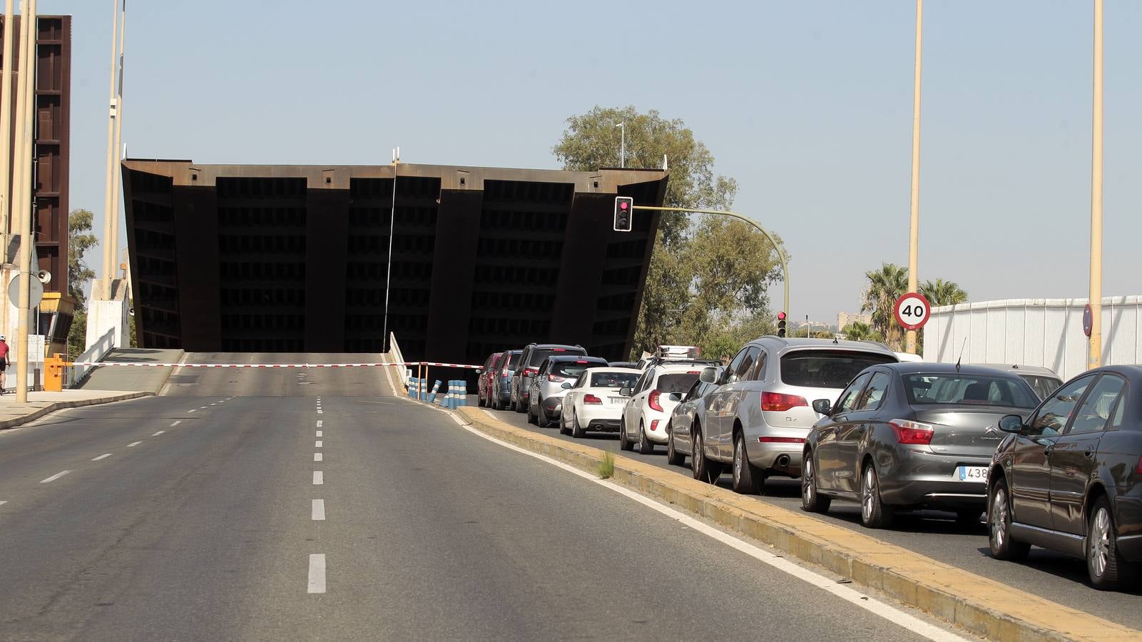 Los veleros se dirigen a Cádiz dejando una curiosa imagen en la dársena del Guadalquivir