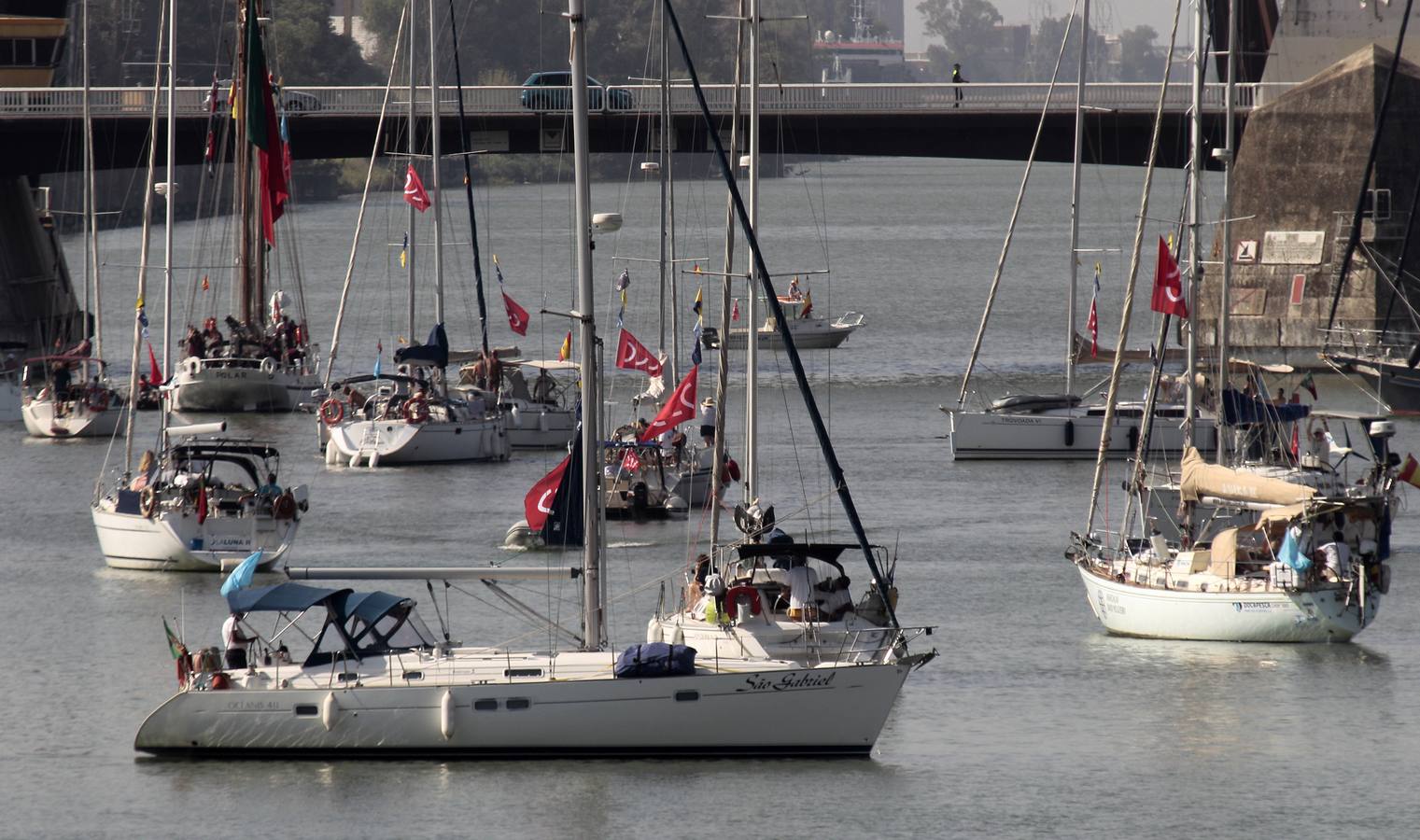 Los veleros se dirigen a Cádiz dejando una curiosa imagen en la dársena del Guadalquivir