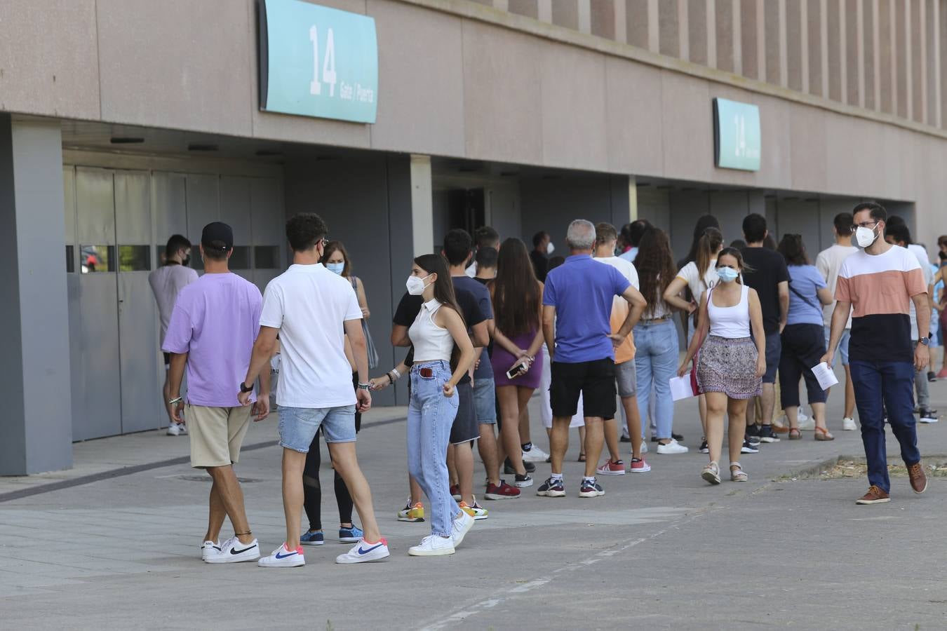 El inicio de la vacunación a los adolescentes sevillanos, en imágenes