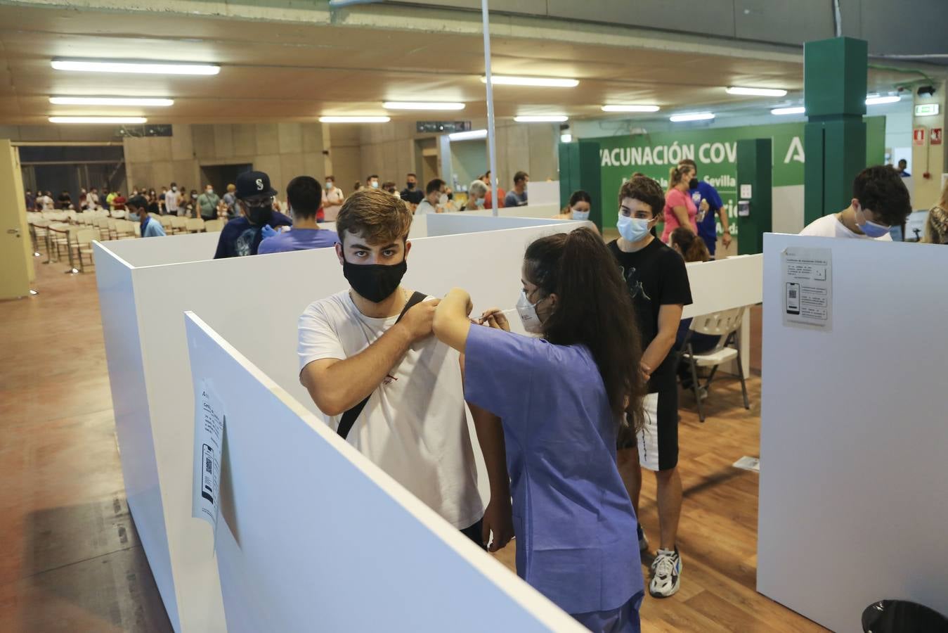 El inicio de la vacunación a los adolescentes sevillanos, en imágenes