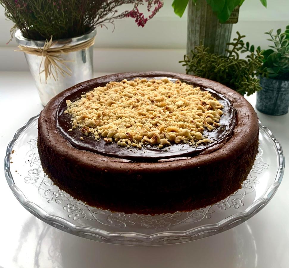 Kreisler Kitchen. Kreisler Kitchen es el proyecto repostero de una madre y una hija, mitad americanas, mitad españolas; con un amplio recorrido internacional y una gran pasión por la gastronomía. "Nuestro recorrido por diferentes países nos ha aportado un valor distintivo y nos ha permitido definir un estilo propio en la cocina", explican las fundadores. Con una cocina en el madrileño barrio de Chamberí desde aquí parten deliciosas tartas a todos los puntos de la capital. Productos de calidad con sabores 100% auténticos, cuidando cada detalle y adaptándolo a la necesidad de cada cliente. Entre su suculento recetario no faltan sus famosas tartar de queso. Por un lado, la 'Creamy Cheesecake', al horno, esponjosa, cremosa y con un ligero, pero marcado, toque a queso y base es de galleta (dese 26€); y por otro, una tarta diferente para amantes del queso y el chocolate, la 'Cheesecake de Nutella', sobre una base de galleta posa un queso firme mezclado con nutella, espumoso por fuera y cremoso por dentro (desde 21€).