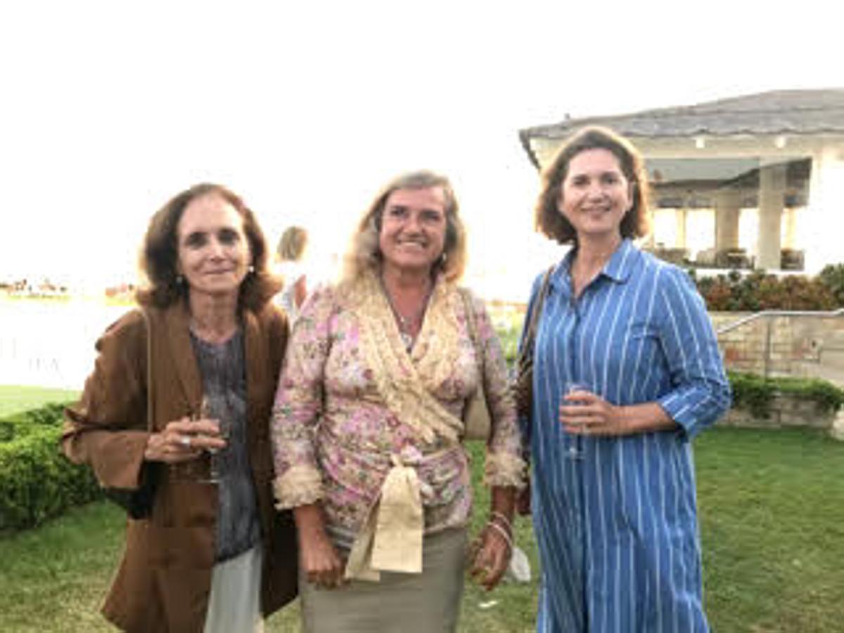 María Antonia Caballero, Marta Tubau y Antonia Gil- Delgado tras la conferencia.. 