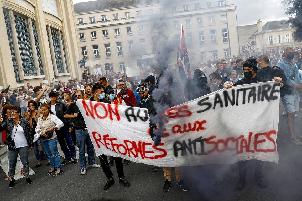 Los antivacunas, junto con el movimiento antigubernamental de los 'chalecos amarillos', se manifiestan en Francia por tercera semana consecutiva en contra del certificado Covid. 