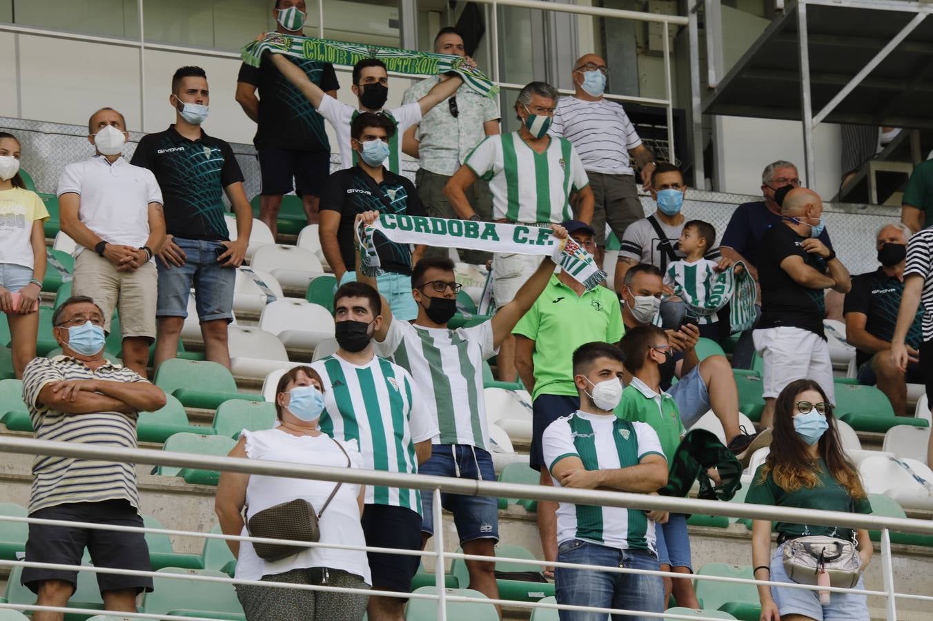 La vuelta del público en el Córdoba CF-Linares, en imágenes