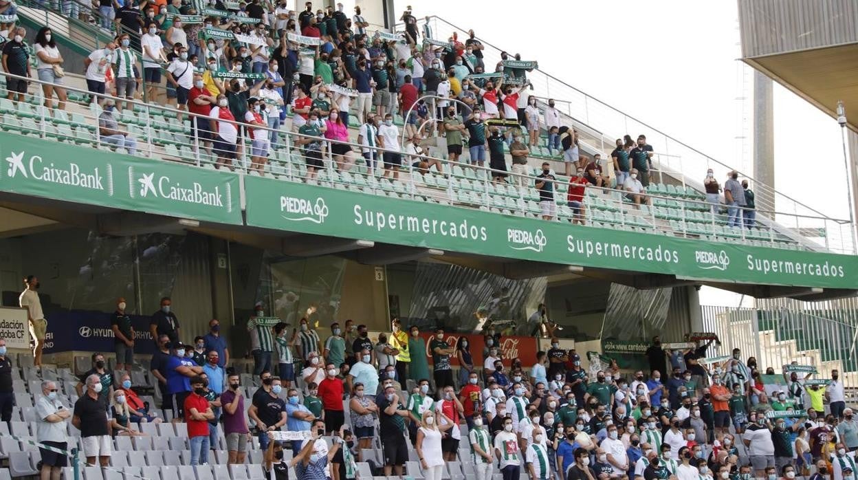 La vuelta del público en el Córdoba CF-Linares, en imágenes