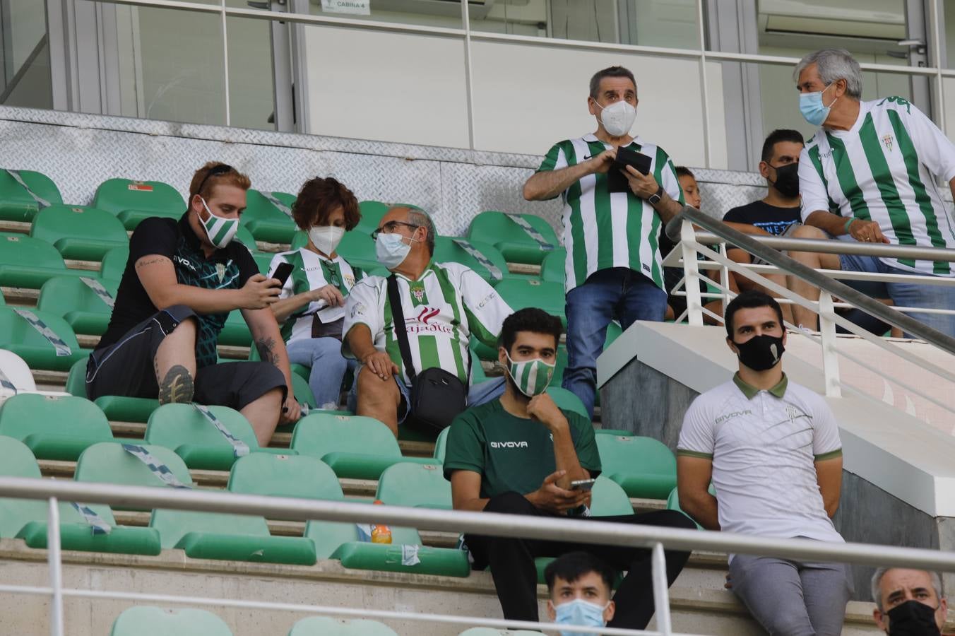 La vuelta del público en el Córdoba CF-Linares, en imágenes