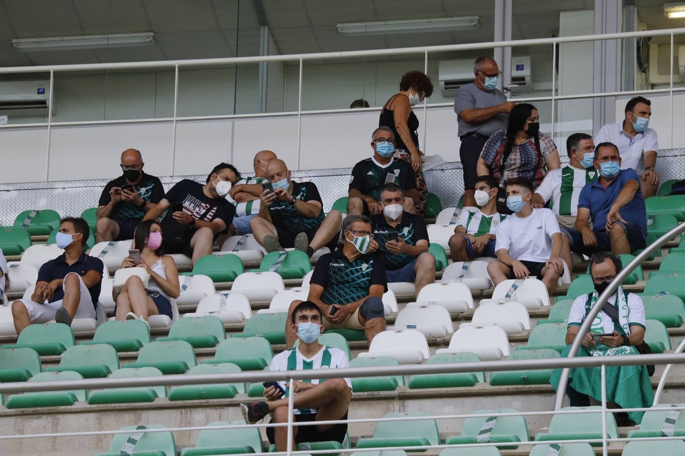 La vuelta del público en el Córdoba CF-Linares, en imágenes