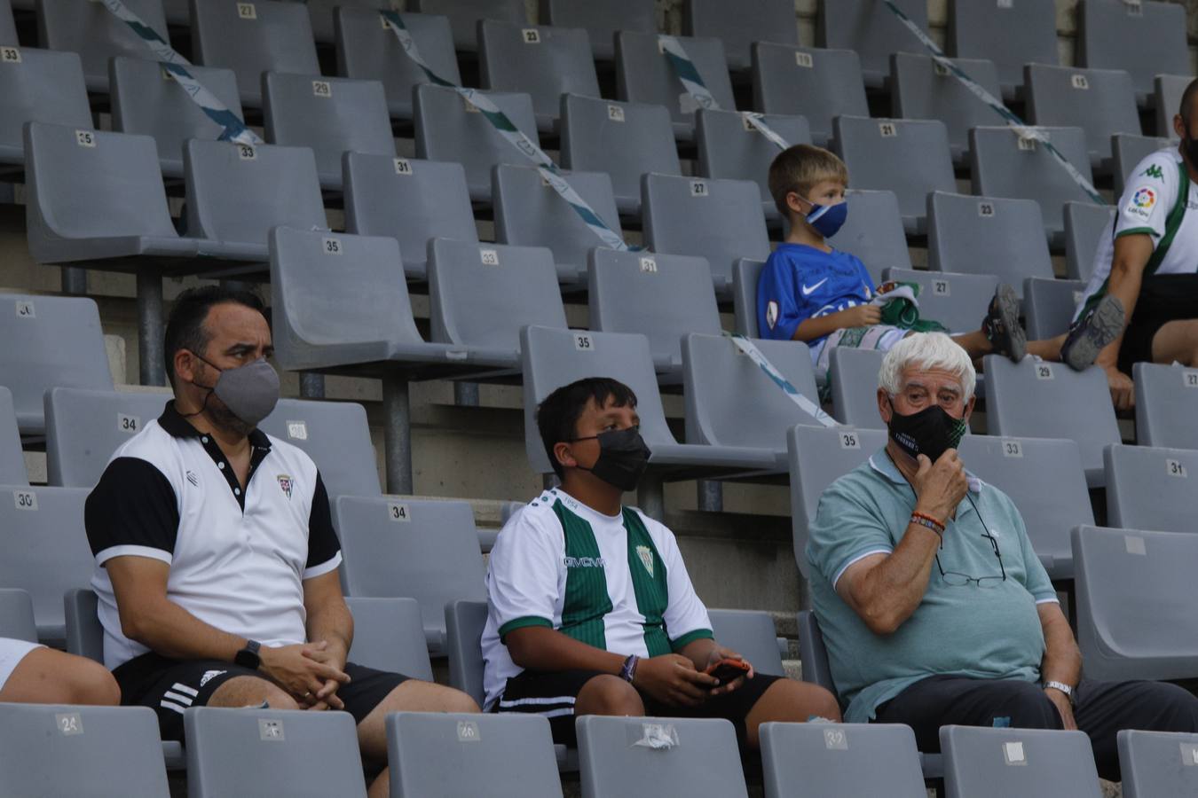 La vuelta del público en el Córdoba CF-Linares, en imágenes