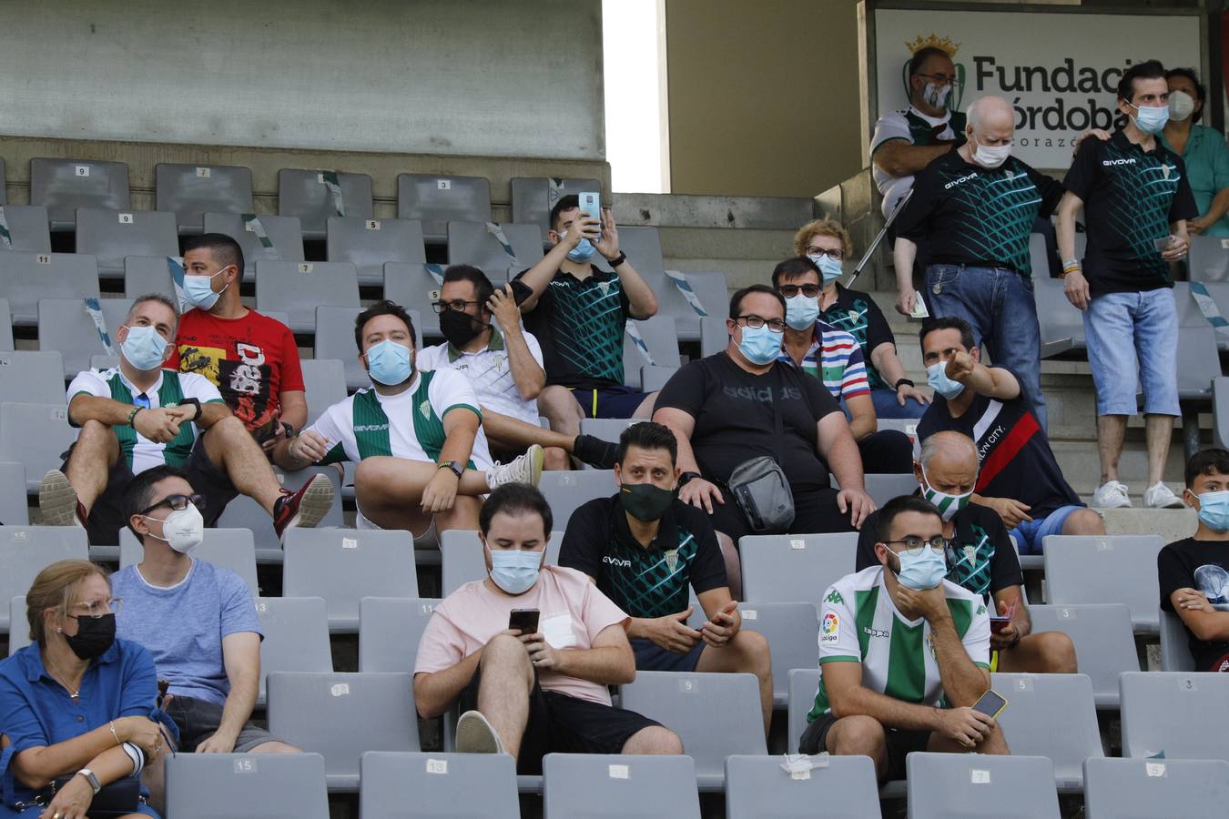 La vuelta del público en el Córdoba CF-Linares, en imágenes