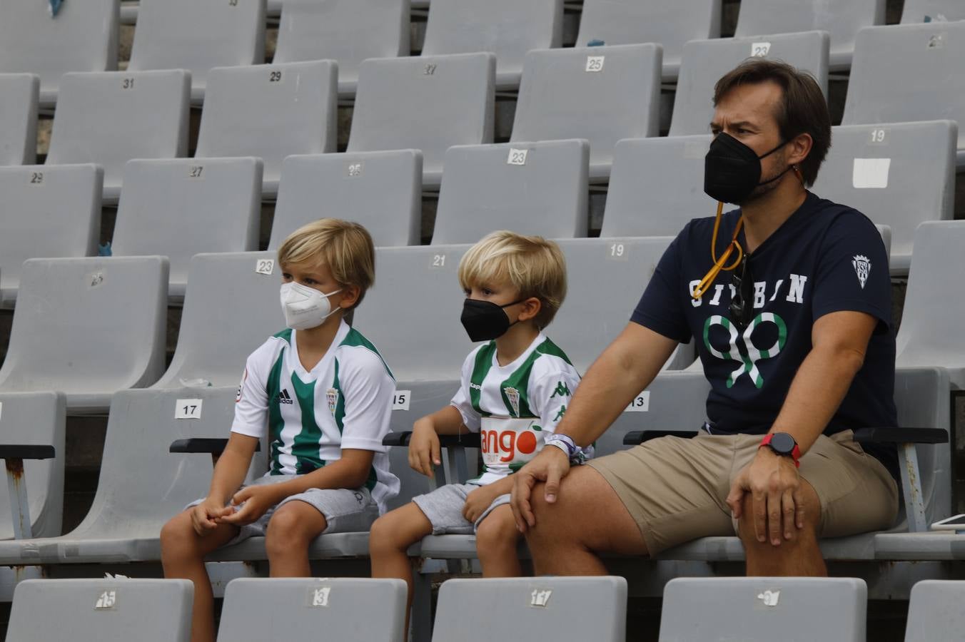 La vuelta del público en el Córdoba CF-Linares, en imágenes