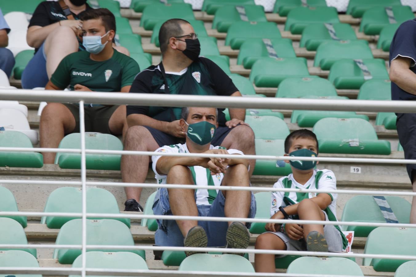 La vuelta del público en el Córdoba CF-Linares, en imágenes