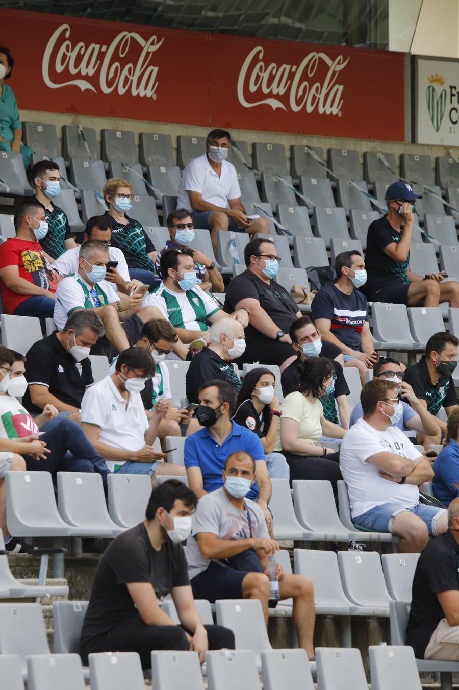 La vuelta del público en el Córdoba CF-Linares, en imágenes